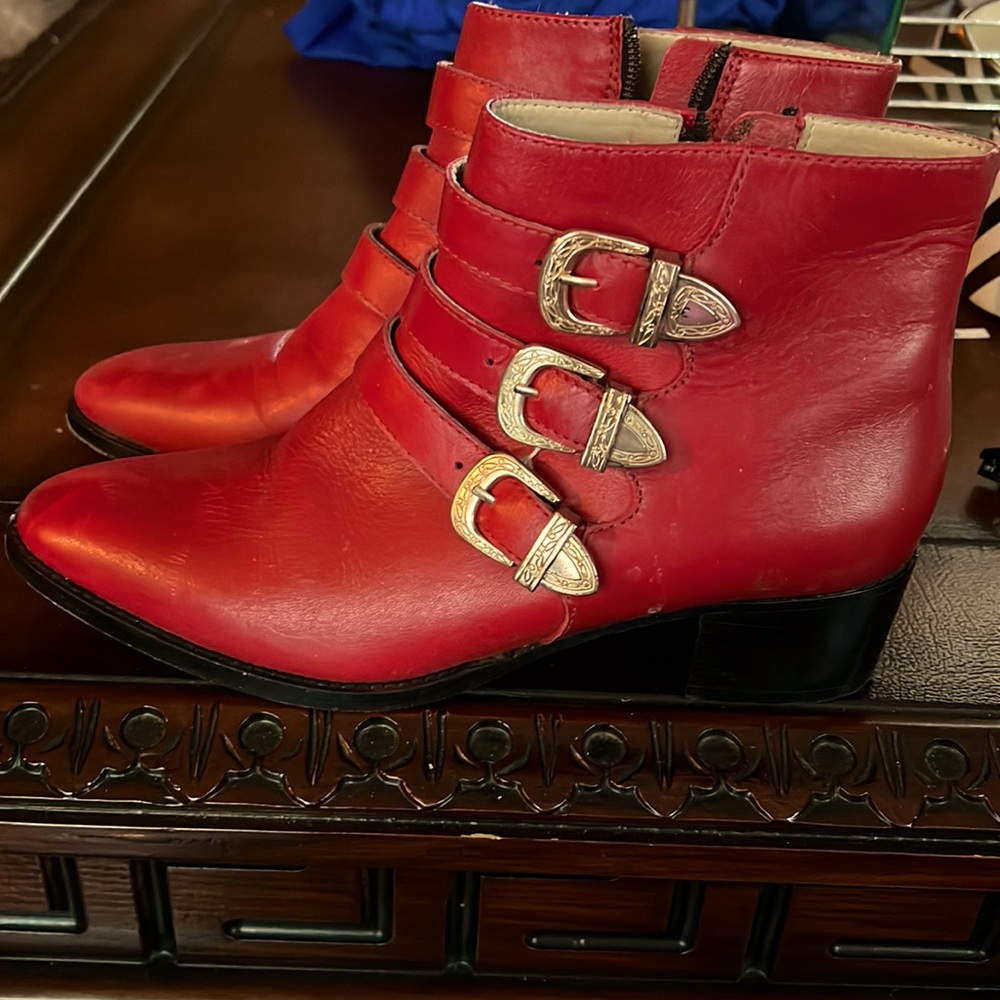 Leather boots Red size 39, fits 8-8.5 US Size.